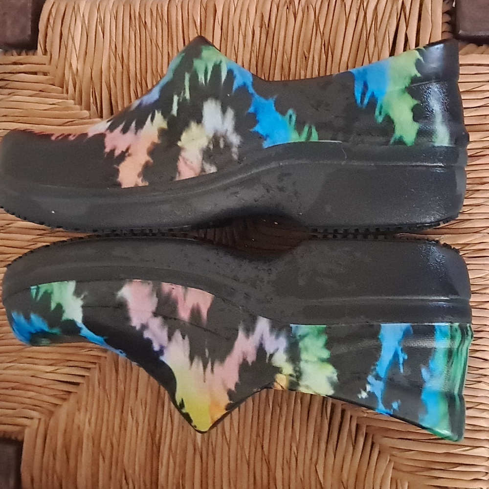 Tie Dye Crocs Clogs Like New condition women's size 7 - Picture 3 of 10